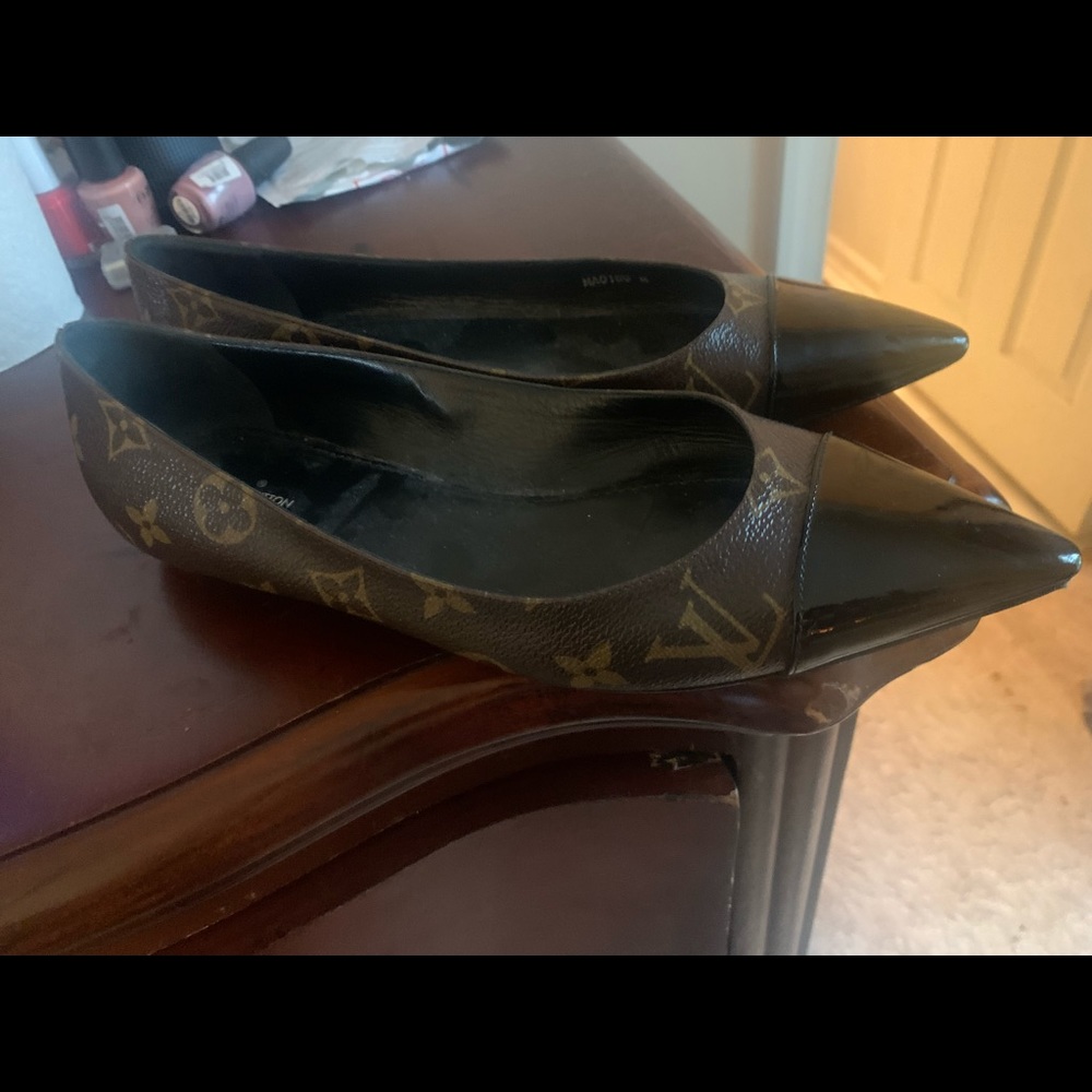 Louis Vuitton Flats Size 39 Excellent condition.